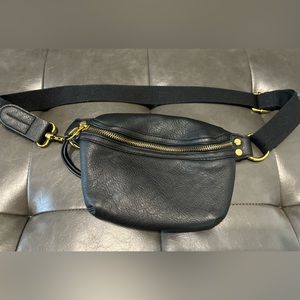 Universal Thread crossbody